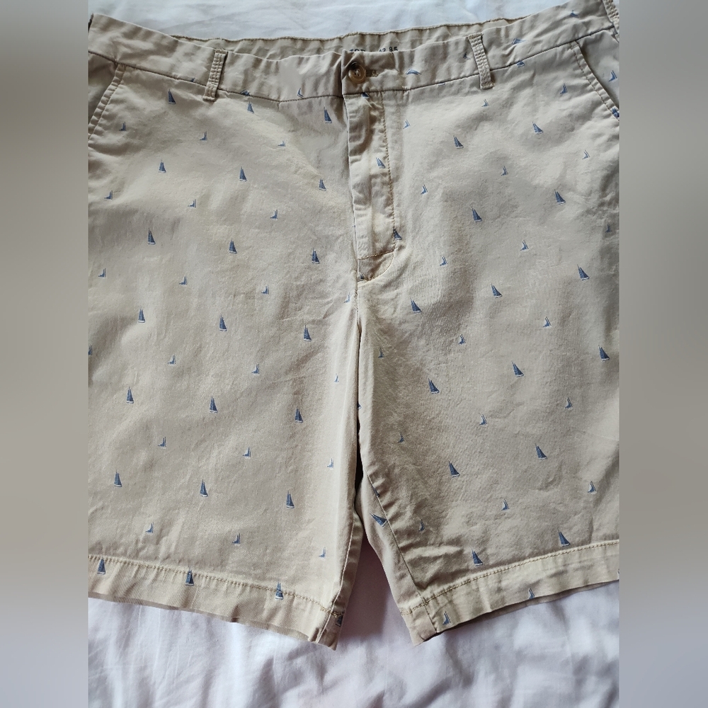IZOD Men's Shorts. Size Waist 42. Inseam 9.5. Button/Zip Closure.